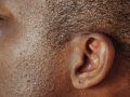 La audiología es una ciencia que estudia la audición y el equilibrio y sus trastornos, así como los medios para prevenir, identificar, evaluar, diagnosticar e intervenir los problemas auditivos.